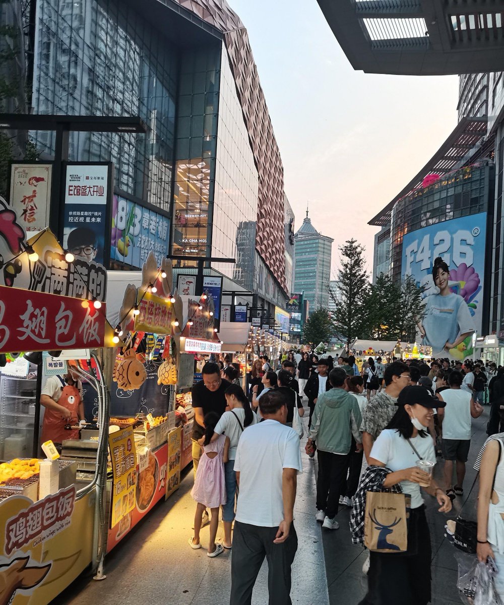 DanielleWa10uc's tweet photo. In this busy scene, the crowd's gentle joke and the clink of coins make every ordinary moment warm and vivid. https://t.co/5gmILdIv7W
