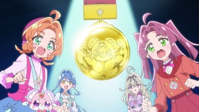 sentai0319's tweet photo. あんなちゃん達が茂三やお店にいた人達から事情を聞くと、茂三は練習仲間に見せるためにメダルを磨いた後、カウンターに置いて店の奥で乾布摩擦をしていたという。
孫の美樹は本の整理をしており、茂三の叫び声を聞いて慌ててお店に入って来たといい、女子高生の牧房春菜も何かあったのかと思い https://t.co/5wXz1uUzy0