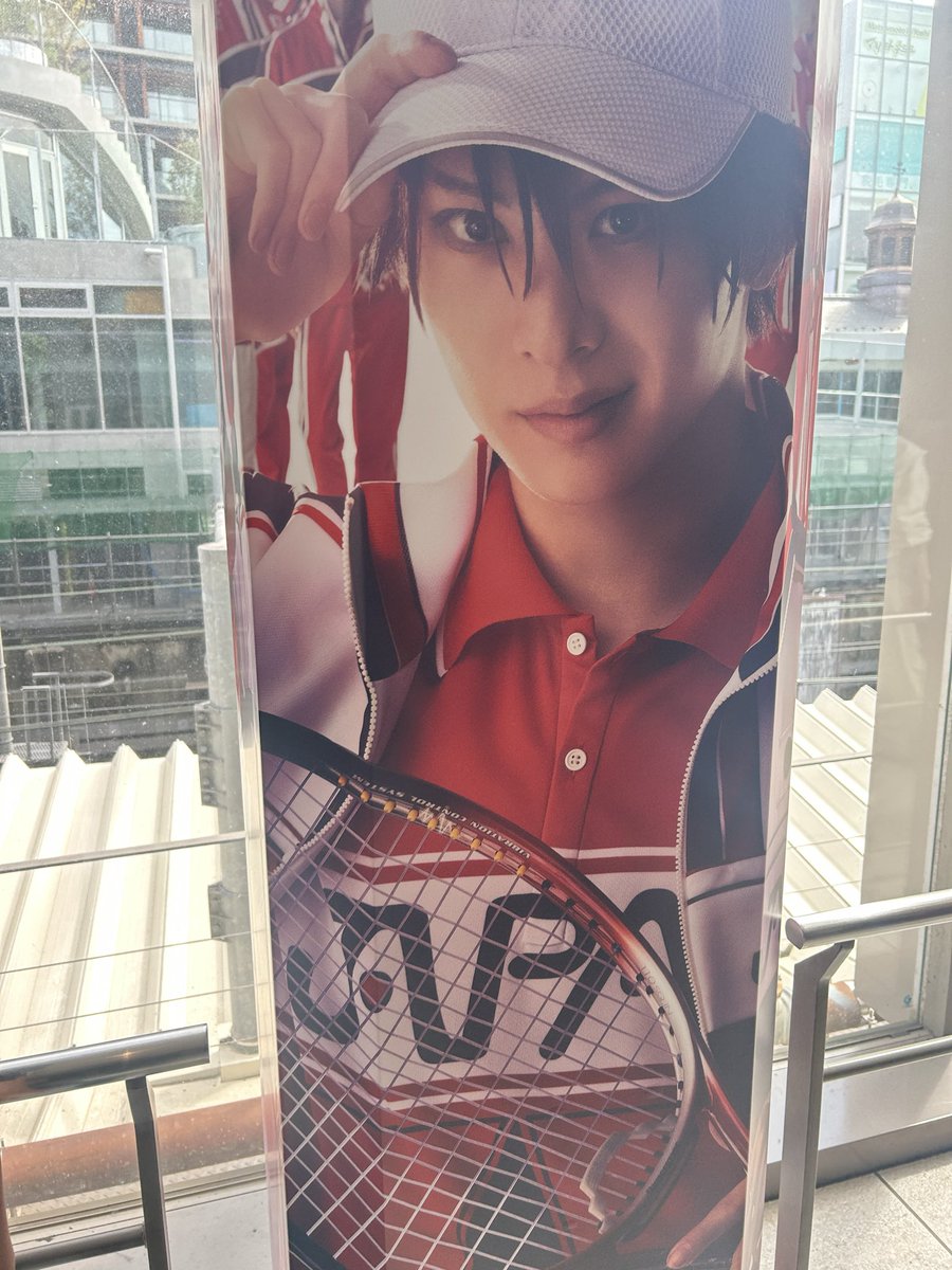 raiyounon2's tweet photo. 原宿に新テニミュいっぱい貼ってある！人多すぎて立ち止まれなくて唯一とれたのがこれ https://t.co/5RVOujrIJE