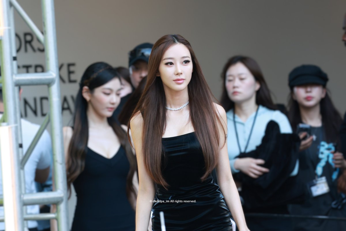 dkdldpa__im's tweet photo. 261002 KPOPNARA FANSIGN IN LA

#aespa #æspa #에스파
#GISELLE #지젤 #ジゼ https://t.co/BiO98HqFRO