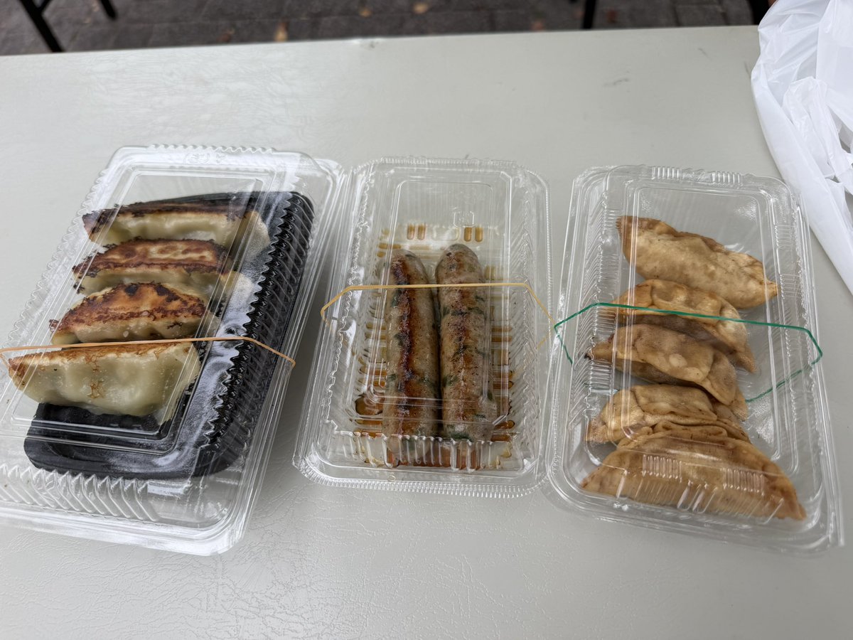 ALARMSET0420's tweet photo. 仙台の餃子祭り

北海道ザンギ餃子
湘南餃子ソーセージ
宇都宮餃子

どれも酒が進むヤツなのだ！！

やはり宇都宮餃子がダントツで行列出来てましたのだ（＾ω＾） https://t.co/E5RxCEMkwW