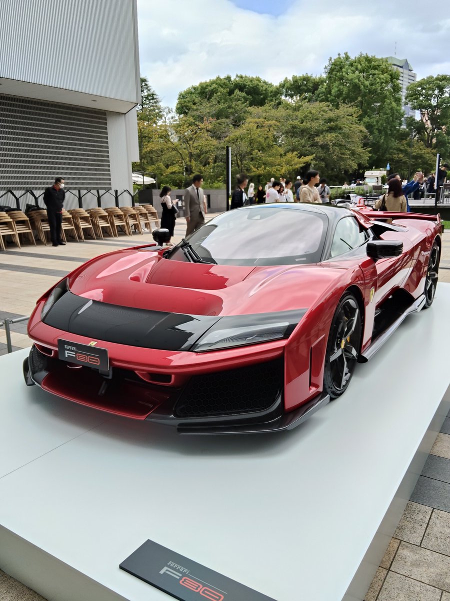 naycom's tweet photo. ミッドタウンにフェラーリがたくさんいた。F80なんて出てたのか。というかF40が40年前なのか。。広場の方は予約が必要とのこと。既に予約でいっぱいでした。 https://t.co/aNdP0FbxFs