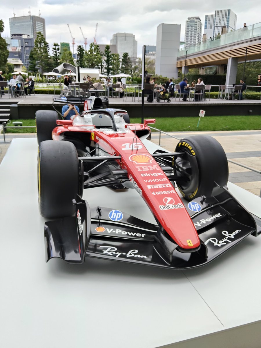 naycom's tweet photo. ミッドタウンにフェラーリがたくさんいた。F80なんて出てたのか。というかF40が40年前なのか。。広場の方は予約が必要とのこと。既に予約でいっぱいでした。 https://t.co/aNdP0FbxFs