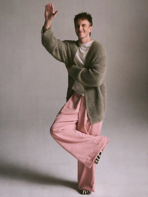 allertonsgirl's tweet photo. the pink pants HELLO https://t.co/QBuSCOi30n