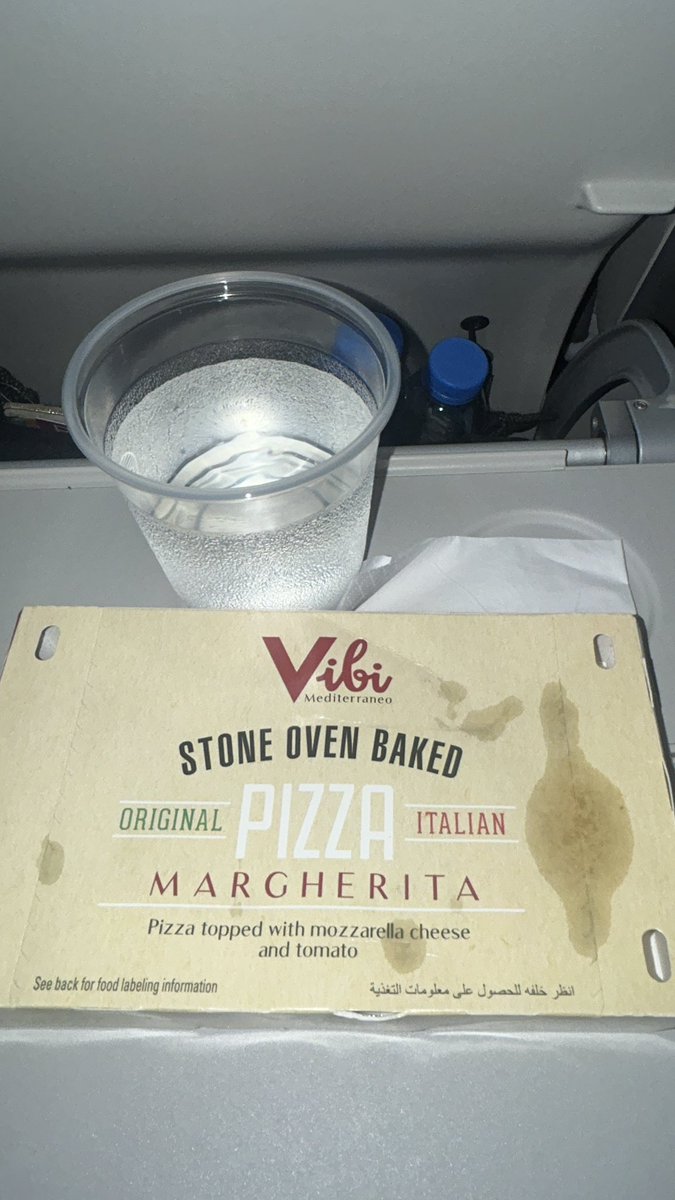 makavi5's tweet photo. Pizza a las 3:23 🤣🤣😋😋 @qatarairways  Thx 👏🏽 https://t.co/9X538rLrxo