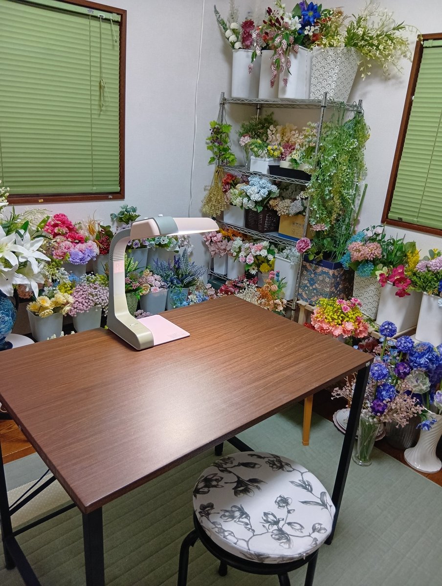 eHl6VgEgqqfaDS8's tweet photo. 昨日はリサイクルショップで机を買いました✨
早速造花部屋へ‼️
床に座っての作業は座りっぱなしだと立ち上がれなくて😣💦
椅子に座って作業することにしました😁
机が広いのでここからまた色々な物を作っていきたいですね💪‼️ https://t.co/MHVh0D4LYZ