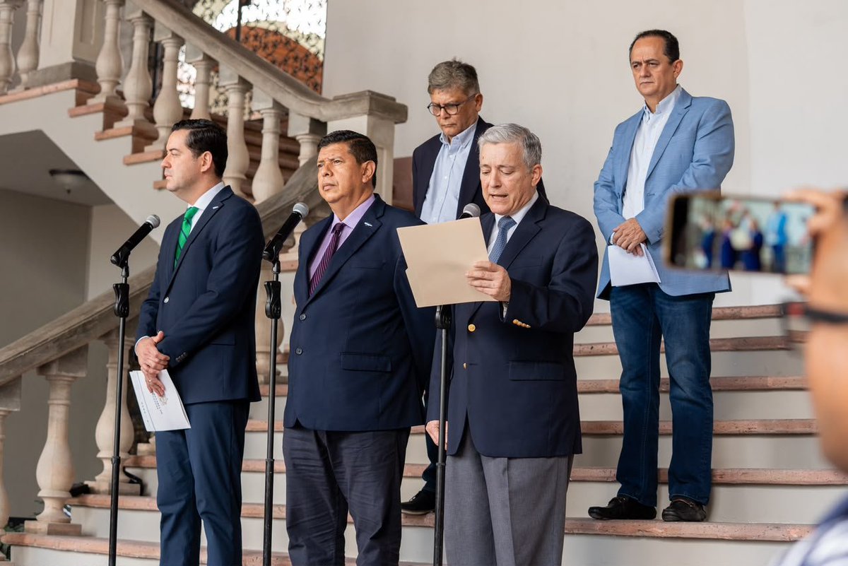televisur's tweet photo. ⛽ El Gobierno anunció que asumirá L12 por galón de diésel durante 30 días, a partir del 5 de octubre, para reducir el impacto en transporte y producción. Además, mantiene el apoyo del 70 % a la gasolina regular y un subsidio de L54 al cilindro de LPG de 25 libras. https://t.co/PbfVqdKxbj