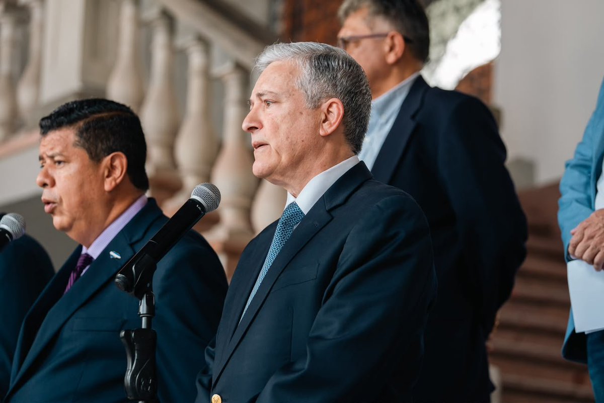 televisur's tweet photo. ⛽ El Gobierno anunció que asumirá L12 por galón de diésel durante 30 días, a partir del 5 de octubre, para reducir el impacto en transporte y producción. Además, mantiene el apoyo del 70 % a la gasolina regular y un subsidio de L54 al cilindro de LPG de 25 libras. https://t.co/PbfVqdKxbj
