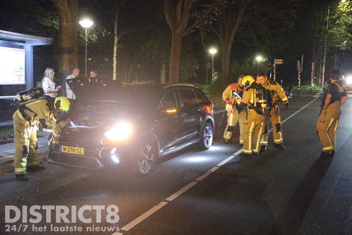 Autobrand op kruising Lozerlaan met Nieuweweg in Den Haag