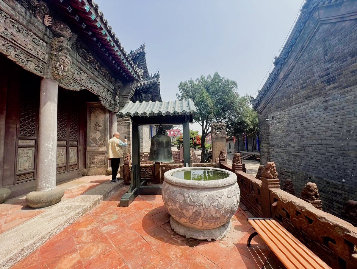 Rizaazhari7's tweet photo. I stood at the 缸心阶, the steps leading to the old ceramic workshop, and felt the quiet charm of traditional pottery heritage. https://t.co/ykDeGqx3R9