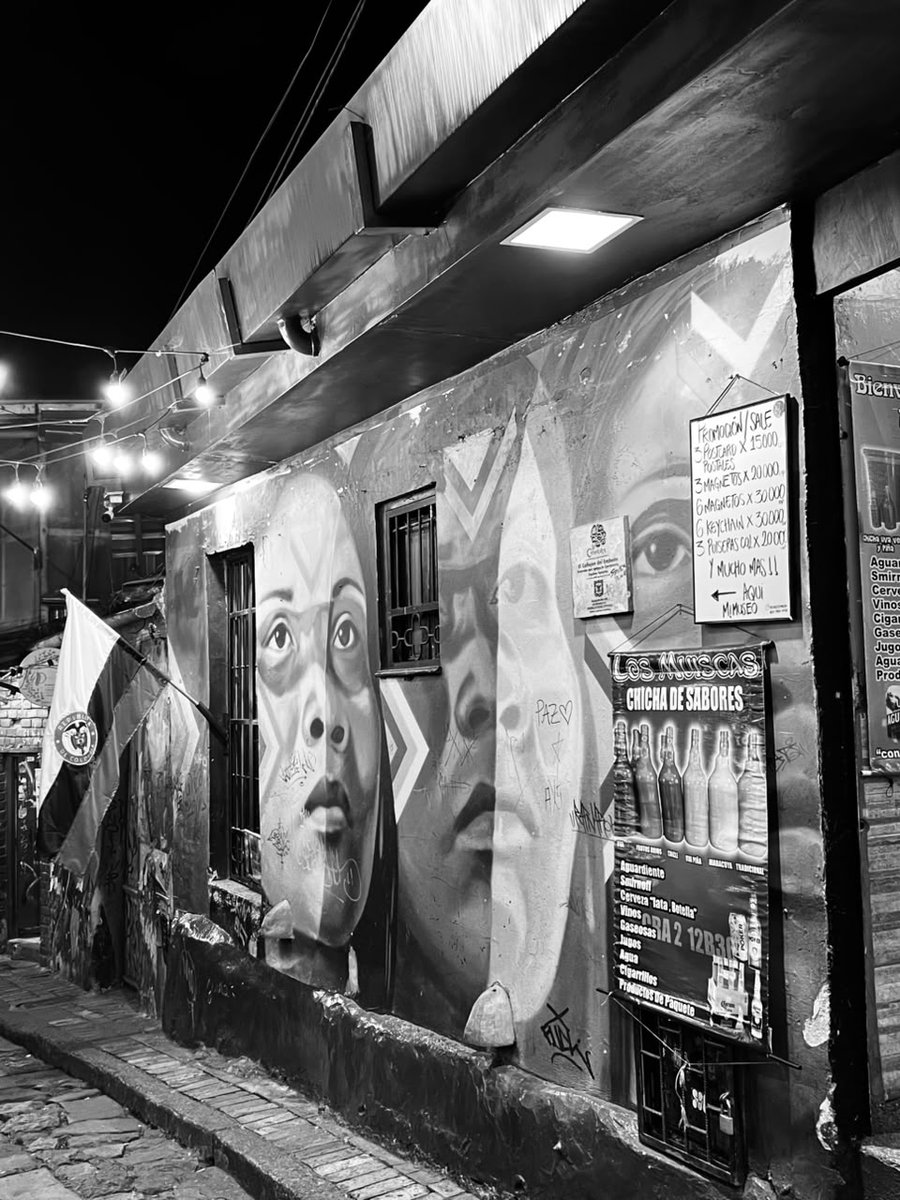 BRESTNEWSxv's tweet photo. Finalizamos nuestro recorrido con una imagen llena de cultura. Aunque está en blanco y negro, representa la riqueza de nuestros pueblos indígenas y nuestra bandera en este lugar tan emblemático de Bogotá. https://t.co/GjLSdapLty