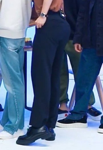 CxVanya's tweet photo. A thread of why "some" people don’t like jimin:

1/ ass too fat. https://t.co/FeTjCCl2IM