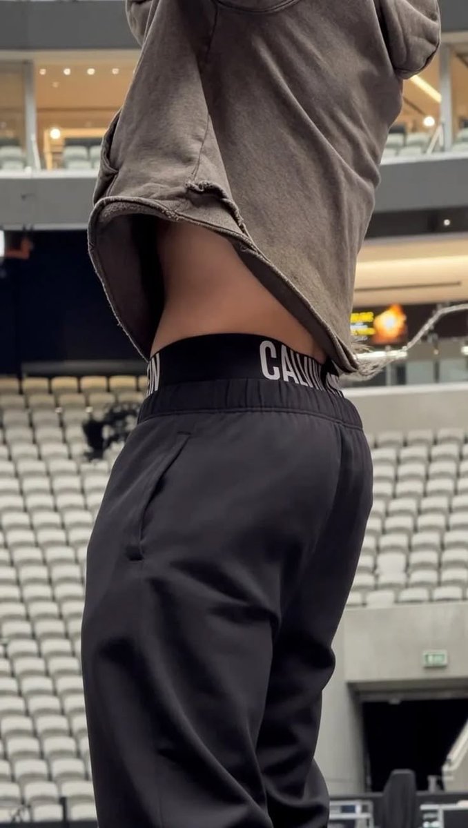 CxVanya's tweet photo. A thread of why "some" people don’t like jimin:

1/ ass too fat. https://t.co/FeTjCCl2IM