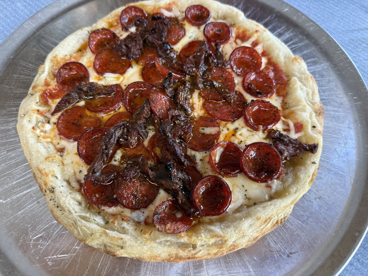 MurphMe2's tweet photo. Sourdough pizza dough discovered at a farmers market this summer makes for a very very good homemade pizza https://t.co/LPDunStgUw