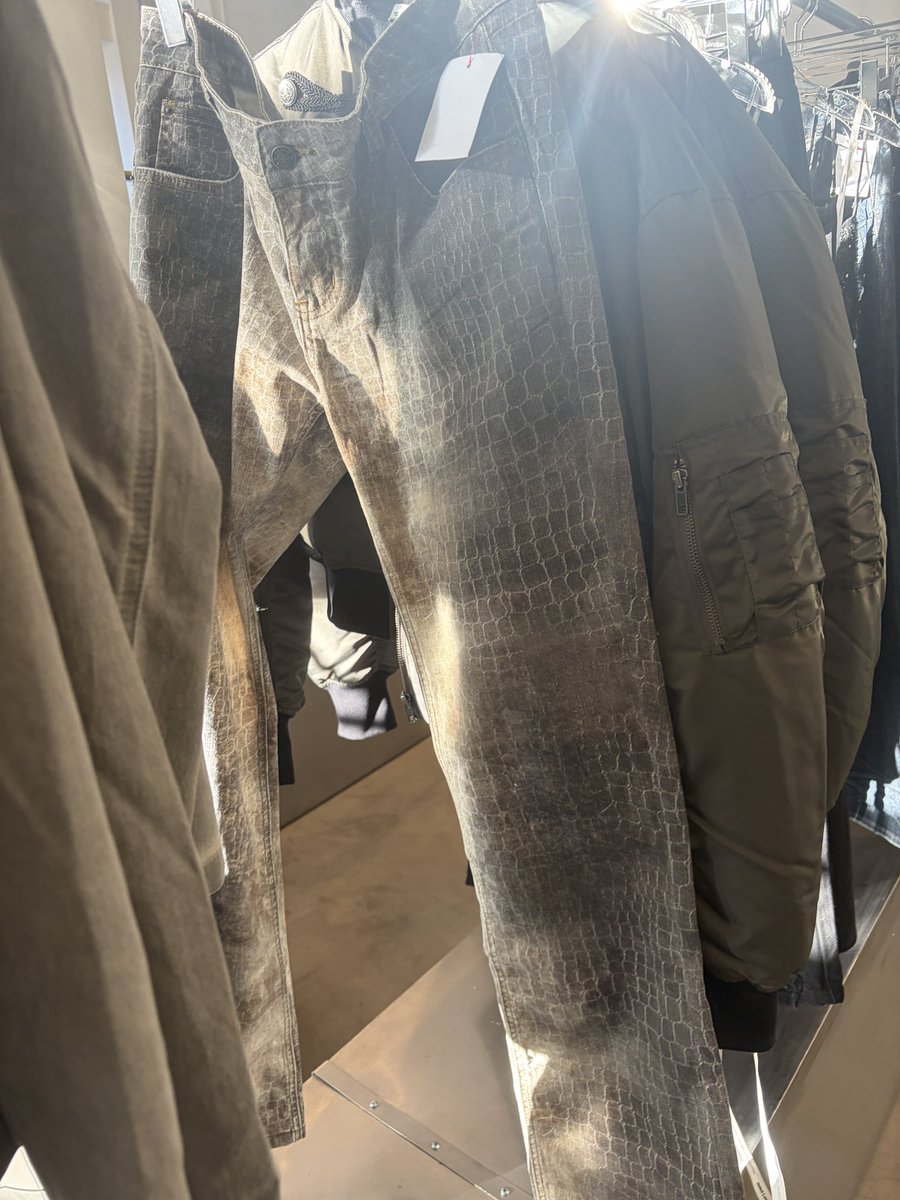 iwishuweII's tweet photo. id on her pants??? oh wait 😂😂 https://t.co/riYOvPZmK2