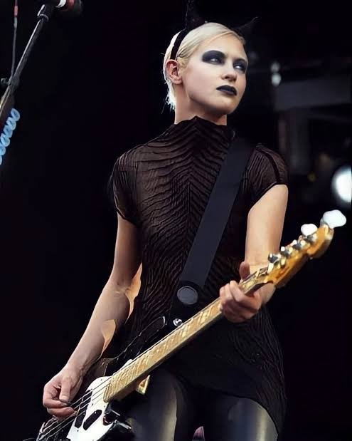 EnriqueRespira's tweet photo. @RockNRoLL_85 D'arcy Wretzky https://t.co/QDnBuPoBJE