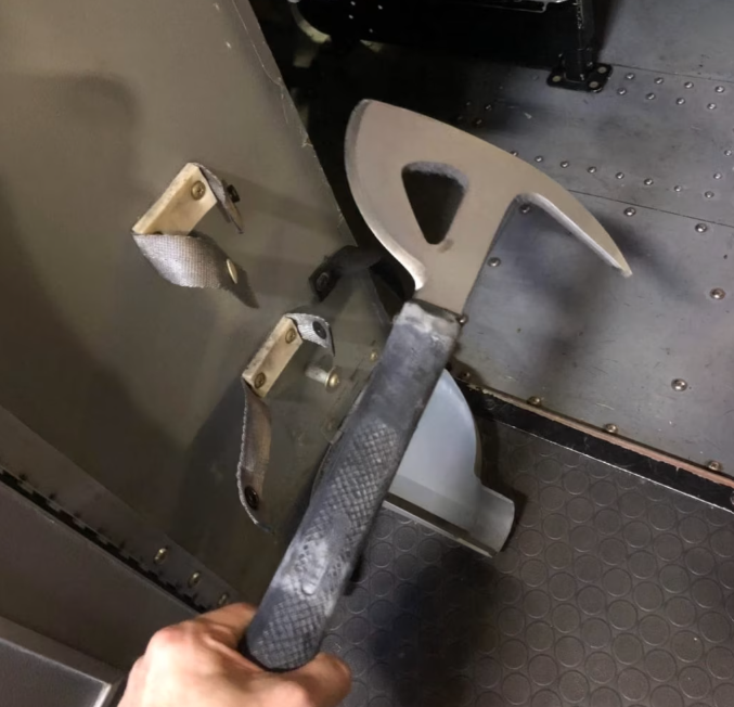 alkhames's tweet photo. استخدم مهاجم فلاي دبي "Crash Axe"، وهي أداة شائعة في العديد من الطائرات
الفأس مخصص لحالات الطوارئ 

وول ستريت جورنال

 كان اللغز الرئيسي لمحاولة إسقاط رحلة فلاي دبي رقم 1073 هذا الأسبوع هو كيفية تمكن مساعد الطيار من تهريب سلاح إلى الطائرة لتنفيذ هجومه. اتضح أنه لم يفعل ذلك. السلاح الذي استخدمه هو جهاز قمرة القيادة.

 يقول الخبراء إن مطار دبي الدولي يطبق فحوصات أمنية صارمة على الركاب وطاقم الطائرة على حد سواء.

وقال كابتن الطائرة إنه خلال رحلة عادية طلب مساعد الطيار الصلاة. وقال سميت مشار لرئيس الوزراء بنيامين نتنياهو في مكالمة هاتفية نشرها مكتب الزعيم الإسرائيلي يوم السبت: “فجأة… بعد حوالي أربع إلى خمس دقائق، كانت هناك ضربة قوية في مؤخرة رأسي”.

قالت سلطات الإمارات العربية المتحدة في وقت سابق من اليوم إن مساعد الطيار استخدم فأس تحطم الطائرة – وهي أداة يطلب المنظمون في جميع أنحاء العالم من الطائرات حملها – لمهاجمة قائد الطائرة.

تم تصميم فأس التصادم للاستخدام كأداة طوارئ لتمزيق المعدن في حالة نشوب حريق أو اصطدام، وبدلاً من ذلك أصبح فأس التصادم سلاحًا استخدمه مساعد الطيار لإصابة قائده ومحاولة السيطرة على طائرة بوينج 737 ماكس 8 فوق المملكة العربية السعودية.

يسلط استخدام الفأس الضوء على المقايضات الصعبة التي يواجهها المنظمون أثناء محاولتهم الحماية من التهديدات المتنافسة للسلامة ع��ى الطائرات. وتشمل هذه الأبواب المعززة لقمرة القيادة المصممة لإبعاد الركاب الخطرين مثل أولئك الذين يقفون وراء هجمات 11 سبتمبر 2001 في الولايات المتحدة، ولكنها تجعل من الصعب إيقاف التهديدات الداخلية مثل حادثة فلاي دبي هذا الأسبوع.

يجب أن يكون الفأس على متن شركات الطيران الأمريكية وكذلك تلك الموجودة في الإمارات العربية المتحدة. لكن من المرجح أن يثير هجوم الأربعاء تدقيقًا متجددًا للمخاطر التي يشكلها، خاصة في المواقف التي يكمن فيها الخطر في مقصورة القيادة.

يتم تخزين فأس التصادم على الطائرات لاستخدامها في حالات الطوارئ إما لمكافحة الحرائق أو قطع المعادن في حالة وقوع حادث. في حالة نشوب حريق خلف الألواح، يتدرب الطيارون على استخدام الفأس لإحداث ثقب يمكنهم من خلاله رش طفاية الحريق.

وعلى الرغم من أن الفأس عادة ما يتم الاحتفاظ به في غلاف في الجزء الخلفي من قمرة القيادة، إلا أن الطيارين قالوا إن الأداة يمكن الوصول إليها بسهولة ومن الممكن سحبها دون أن يلاحظ طيار آخر.

عادة، تشبه الأداة بلطة قصيرة لها جانبان - أحدهما عبارة عن شفرة ذات مظهر تقليدي والآخر عبارة عن مخلب أو معول قادر على تمزيق المعدن أو النافذة.

قال النائب العام حمد سيف الشامسي إن مساعد الطيار «بدأ بتنفيذ خطته أثناء الرحلة، حيث قام بمهاجمة القبطان داخل مقصورة القيادة باستخدام فأس الاصدام ومحاولة السيطرة على أجهزة التحكم في طيران الطائرة».

وأضاف أن المحققين ما زالوا يحاولون تحديد دوافعه.

وذكرت صحيفة وول ستريت جورنال يوم الجمعة أنه مواطن عماني يدعى همام الهمامي.