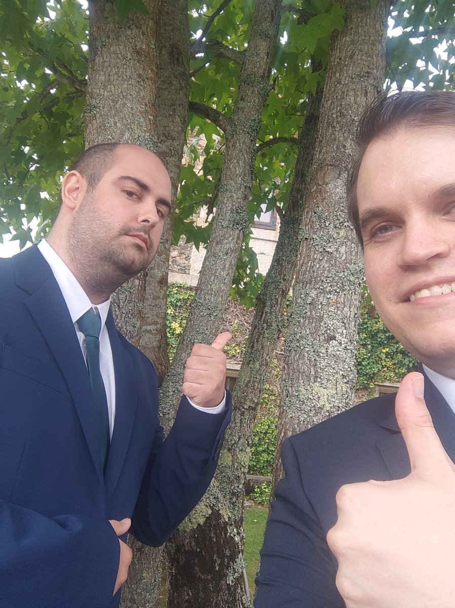 ThousandRJ's tweet photo. @damelicorca Aporto esta selfie inédita que nos hicimos @KidaShikage y yo con un árbol #bodafys https://t.co/gdTu9AjtOH