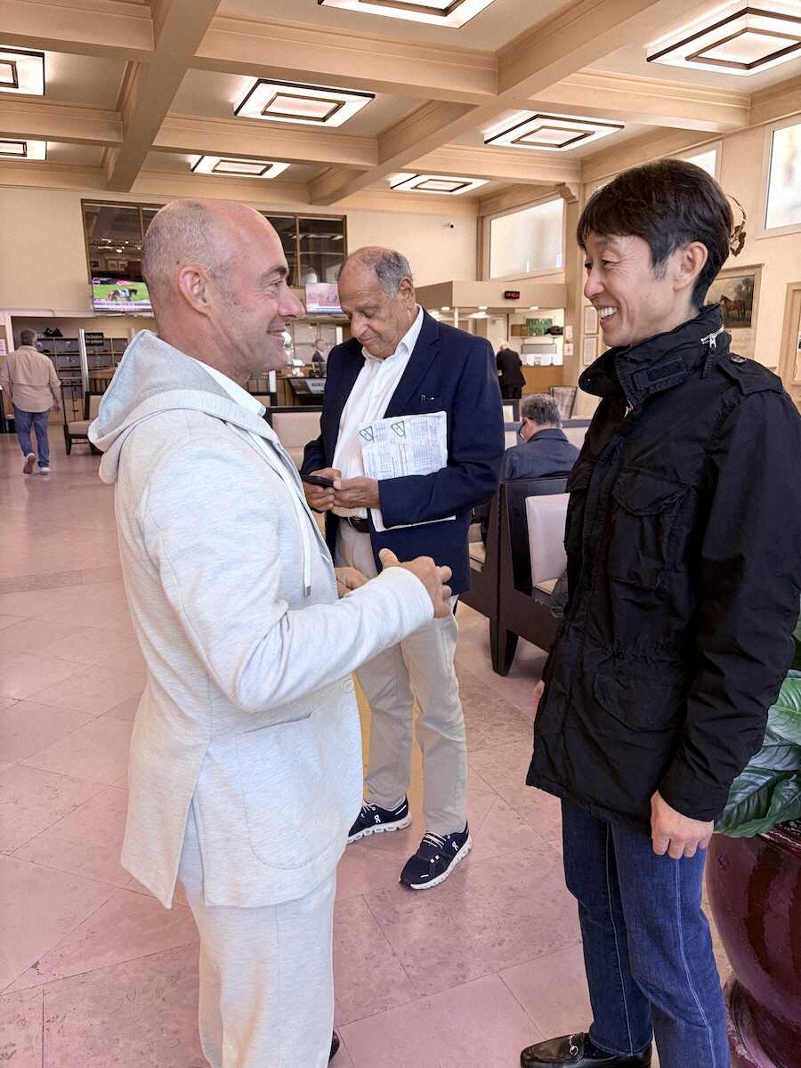 winkeiba_dm's tweet photo. 【凱旋門賞】武豊に吉兆!?ペリエ元騎手と再会　メイショウタバル13番枠に「いい枠ですね」｜WIN!競馬 https://t.co/q8wTXFyyMA https://t.co/Cpq208BULG