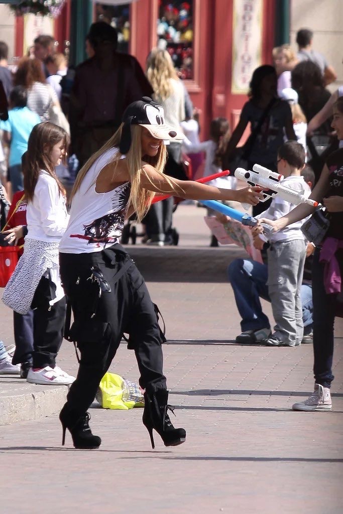 playmate2002's tweet photo. beyoncé at disneyland paris, 2011 https://t.co/W5MBN7hXZ7