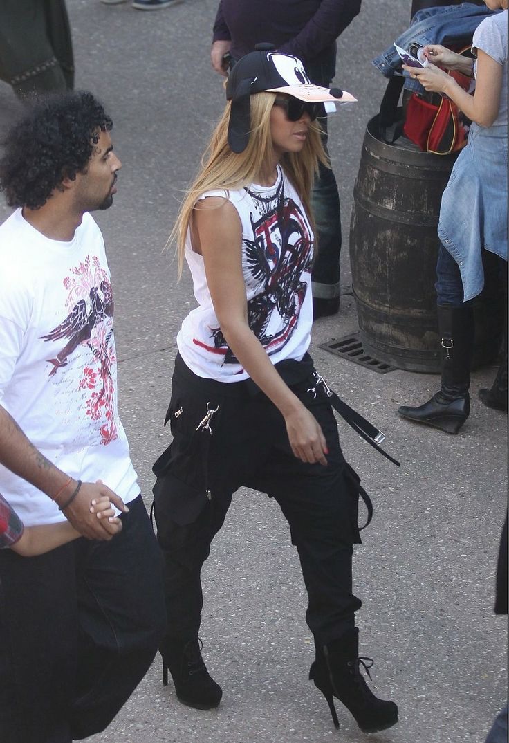 playmate2002's tweet photo. beyoncé at disneyland paris, 2011 https://t.co/W5MBN7hXZ7