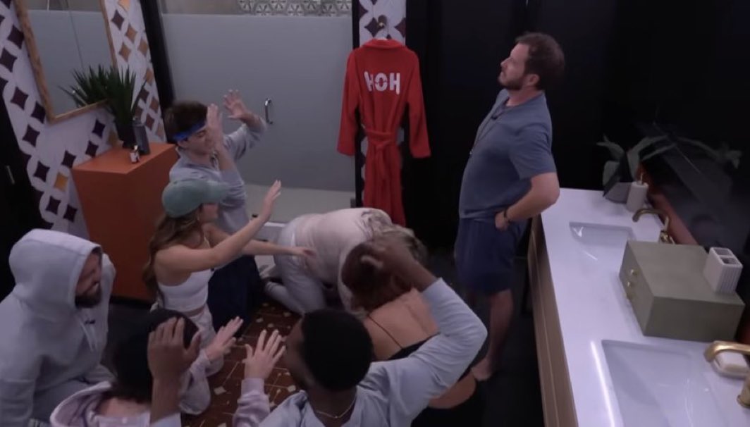 SelfEvicted_BB's tweet photo. Them doing all of this to Devens when it was Angela who came up with the idea of nominating Rome #BB28 https://t.co/ABgBXzXZbq