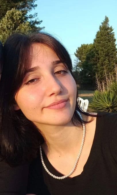bettyverstappen's tweet photo. 4 Ekim 2024

İkbal Uzuner ve Ayşenur Halil vahşice katledileli tam 2 yıl oldu. Bir Dubai çikolatası bile gencecik iki kızın katlinden daha çok konuşuldu. Olayın yaşandığı zamanlar uyku bile uyuyamadığımı hatırlıyorum, aşırı sarsıcı bir olaydı benim için. Yıl 2026 ama hala da değişen hiçbir şey yok. Günümüzde hala onlarca, yüzlerce kadın katledilmeye devam ediyor. Unutmadık, unutturmayacağız. Hiçbir kadının yaşam hakkının elinden alınmadığı bir gün gelene kadar ses çıkarmaya devam etmek zorundayız.