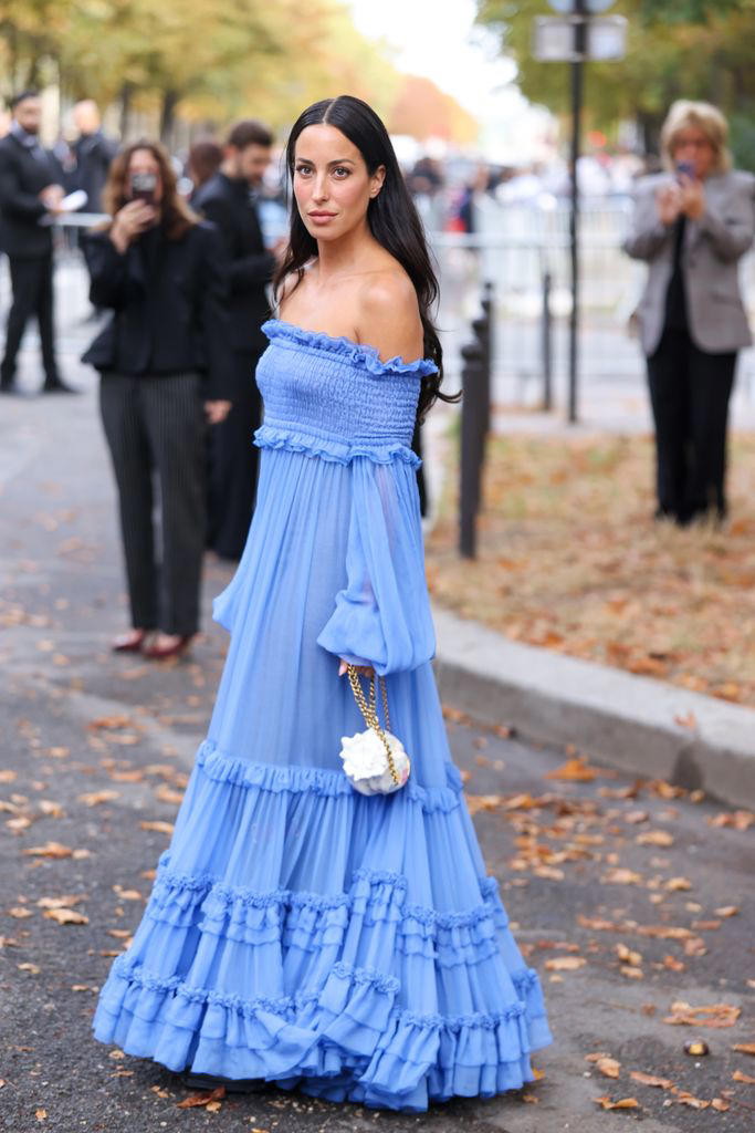 RevistaEliteqr's tweet photo. Inés de Ramón lleva el espíritu bohemio a Paris Fashion Week. ✨🇫🇷
Vestido fluido, botas altas y un bolso joya construyen un look sofisticado que equilibra elegancia y personalidad.🤝
#ParisFashionWeek #BohoChic #CelebrityStyle #Moda2027
https://t.co/BY3pUpVUHy https://t.co/C9WcwwHX56