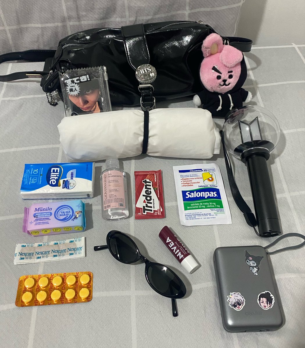 gwajuns's tweet photo. minha bolsa pro show do bts e pense num bicho ansioso https://t.co/V0S1ezy8pk