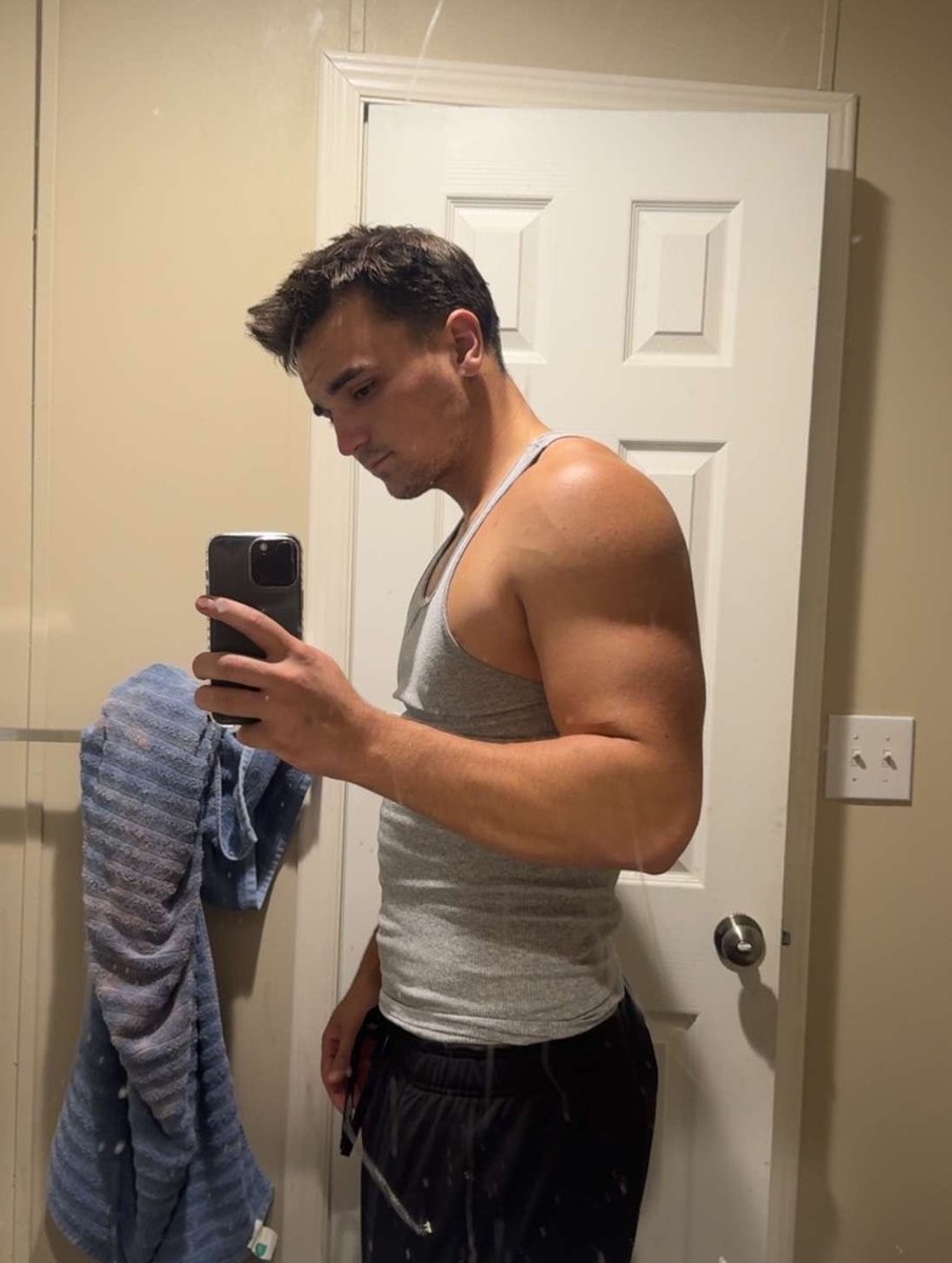 Gymguy344's tweet photo. Biceps bigger than your bank account https://t.co/kUuLBmumyk