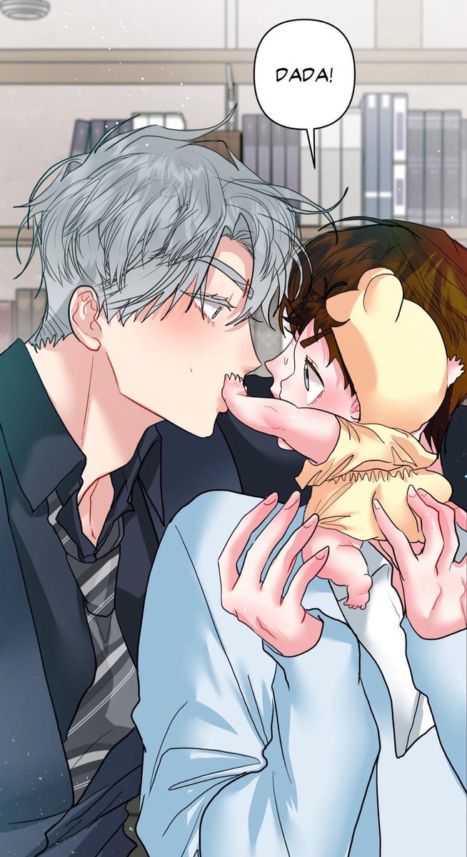 jazz_bunnies's tweet photo. The baby stopping his parents from kissing eachother 😭 https://t.co/3IOl8OuRZg