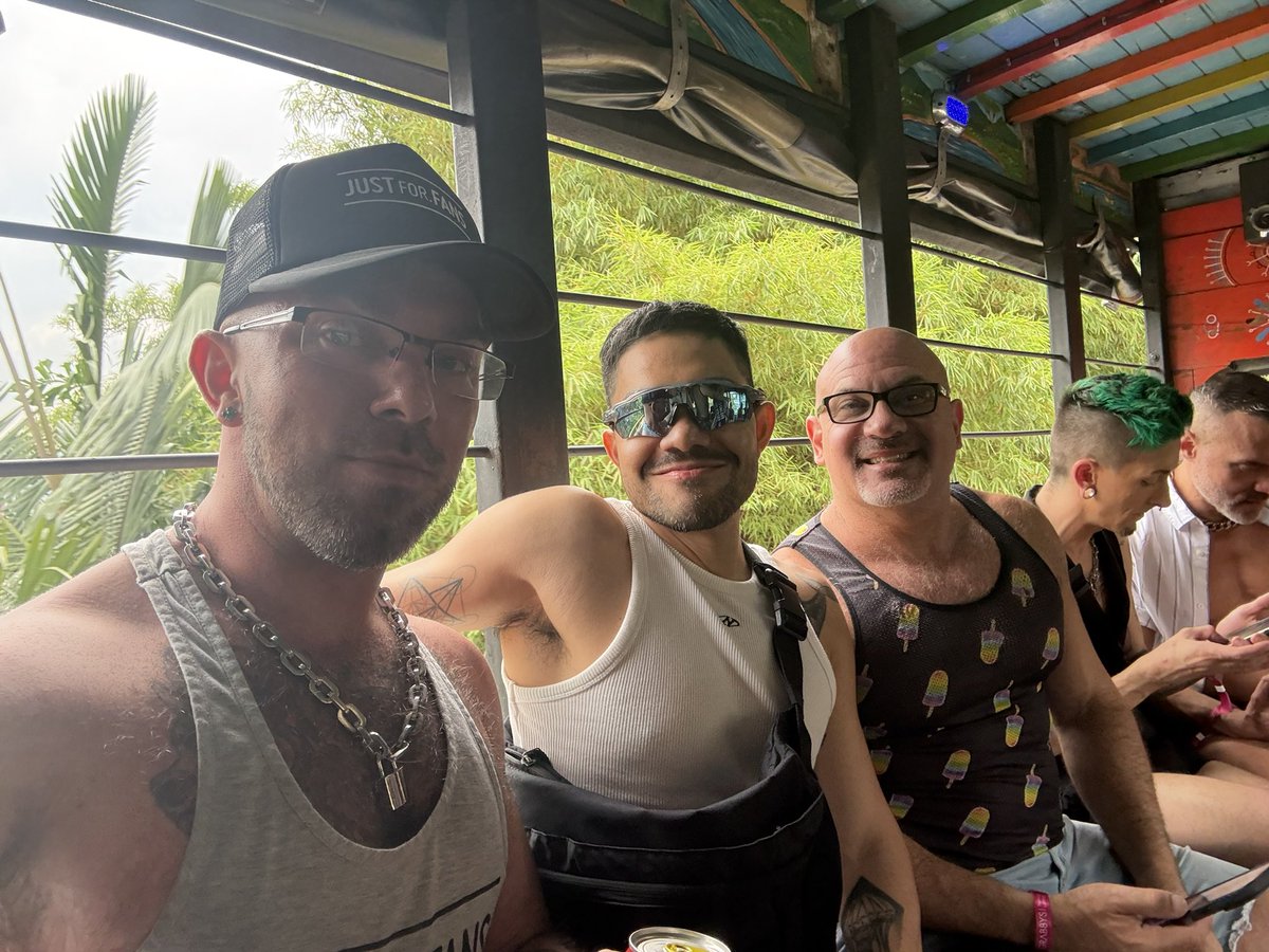 Jeremy_Feist's tweet photo. Yoooooooooooo I’m in Medellín thank you @GRABBYSLATAM 

Also hi @benjivega @DominicFord https://t.co/UXEiEK1TXU