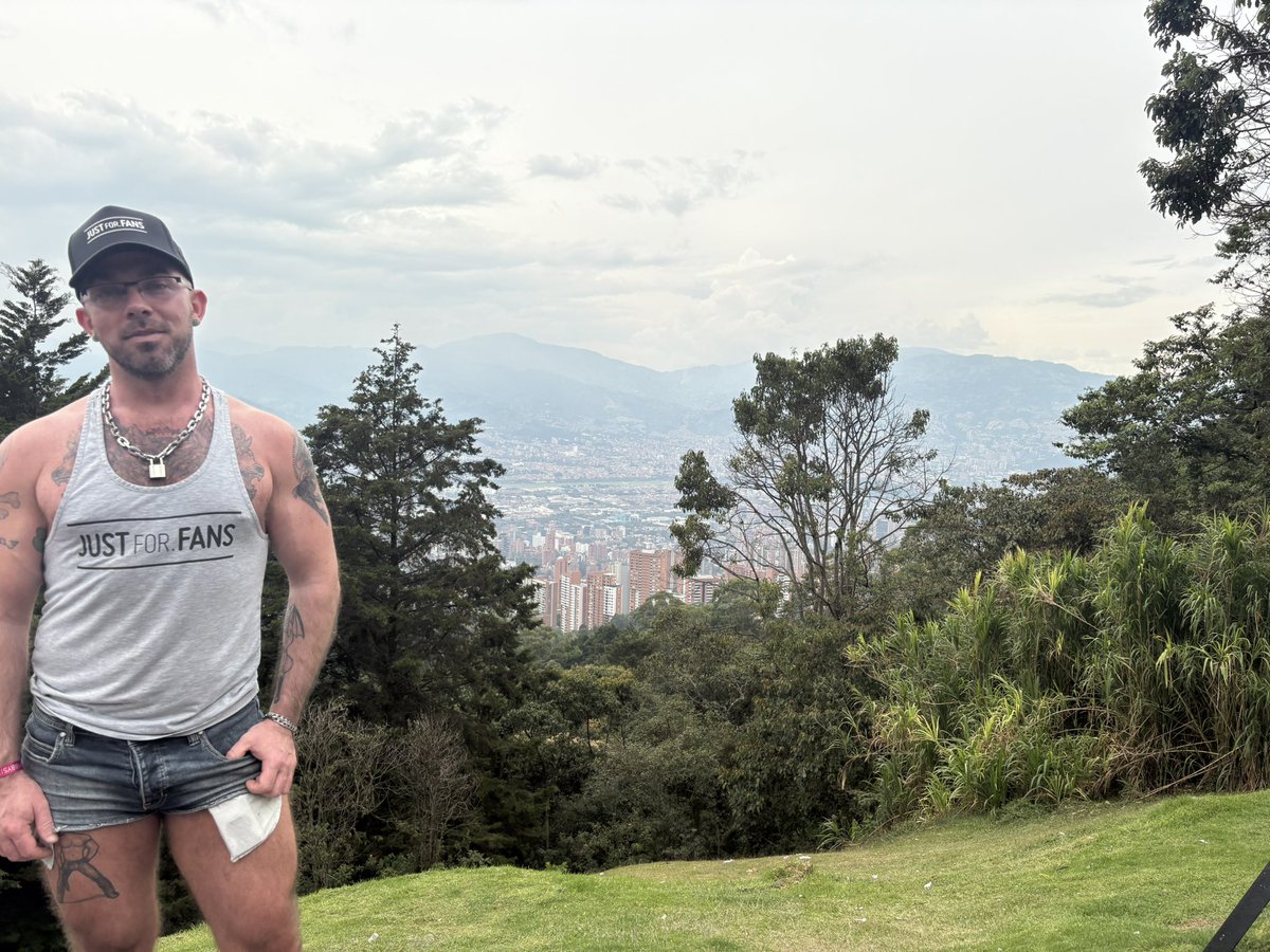 Jeremy_Feist's tweet photo. Yoooooooooooo I’m in Medellín thank you @GRABBYSLATAM 

Also hi @benjivega @DominicFord https://t.co/UXEiEK1TXU