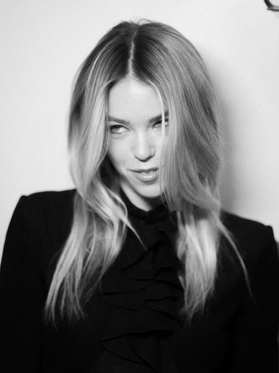 kendramerced's tweet photo. milly alcock is so stunning https://t.co/1bV3ltbOnV
