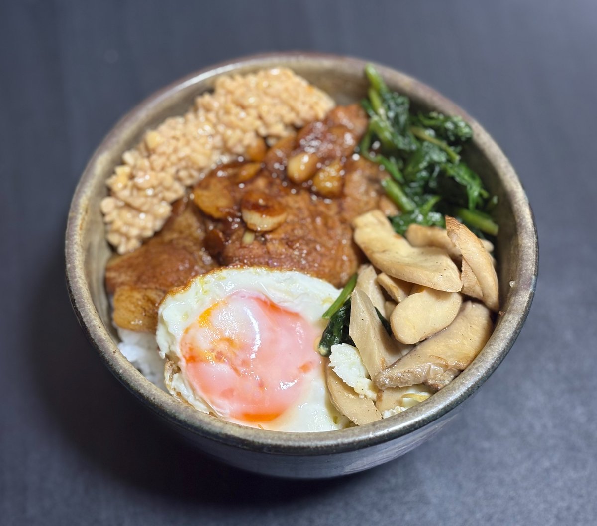 G2mao's tweet photo. おはようございます☀️

美味しそうに
出来ました丼😋

いただきます🙏 https://t.co/MkSCM9bTJ8