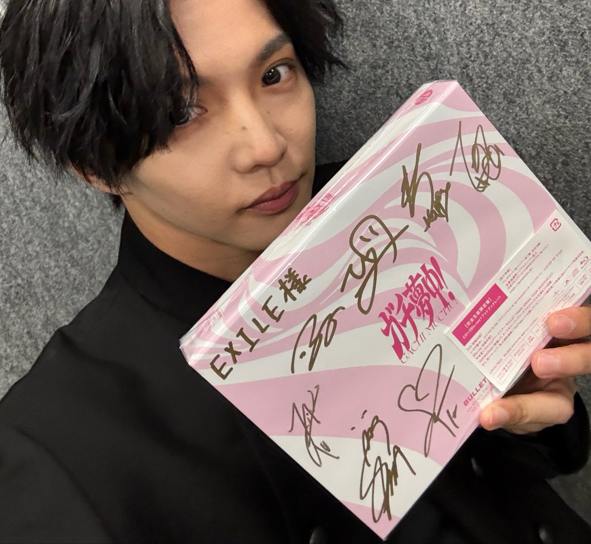 Shin8ota's tweet photo. サインずるいだとか
某YouTuberでは荒れてたのに
これは荒れないの不思議だね
(僕はまったくあの件なんとも思ってないよ)

叩くかどうか
結局みんな人で選んでんじゃん

あの件も
素直に羨ましいーー
くらいで良かったのに https://t.co/EzRxNohp1O