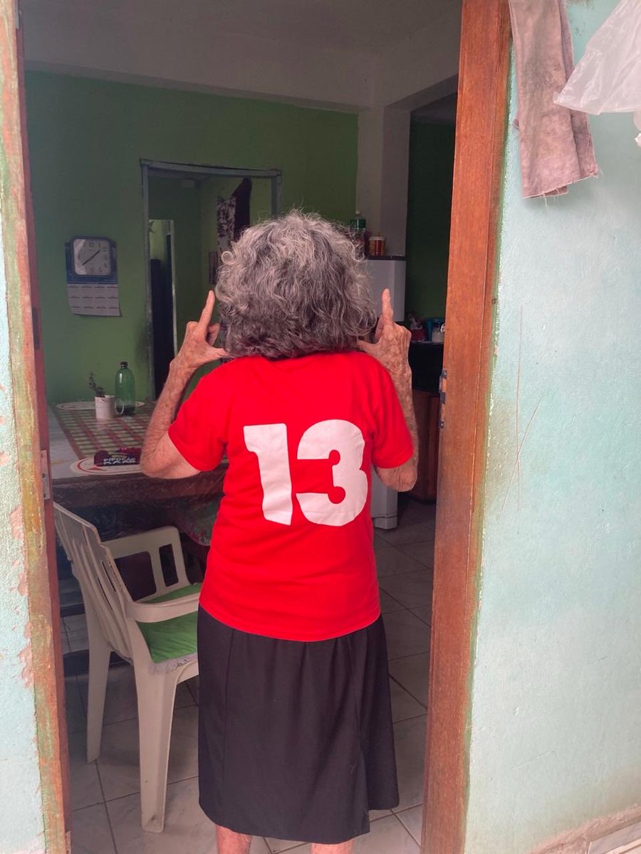 julis_jubs's tweet photo. Dona Anália, vulgo minha vó, tem 96 anos e vai sair de casa pra votar no 13. O voto é facultativo, mas a vontade de fazer o L é obrigatória. 😂❤️ https://t.co/GiM9qRHBuh