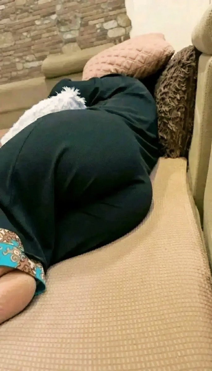 AlimaLayla's tweet photo. Sara din Ghar ke kaam phir Shaam ko madarsa bhi Jana hota hai Meri to sofa PE hi ankh lag Gai. Shohar ne uthaya aur bole ke araam bedroom mein karo. Jab mene kaha k nai mein to jaag Rai thi to mujhe pic dikhai aur bole ke ab batao so Rai thi ke nai. Sharminda kr dia mujhe https://t.co/UmoZ6HSKEQ