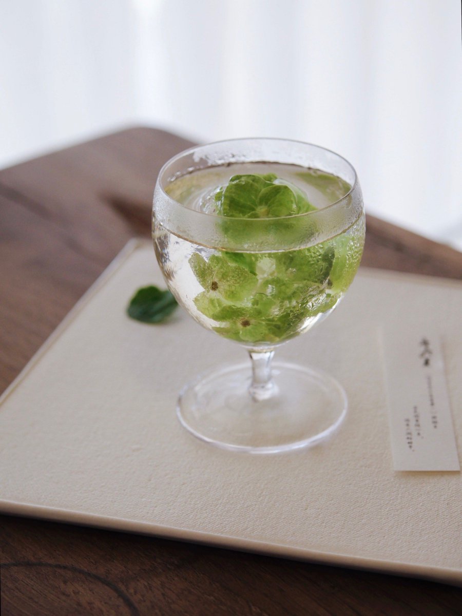 AdaWilderly's tweet photo. Hoy preparamos un refrescante té de manzana con menta: mezcla infusión fría, rodajas de manzana verde y hojas de menta fresca, listo en 5 minutos y perfecto para el calor!， https://t.co/2A7FD3zY75