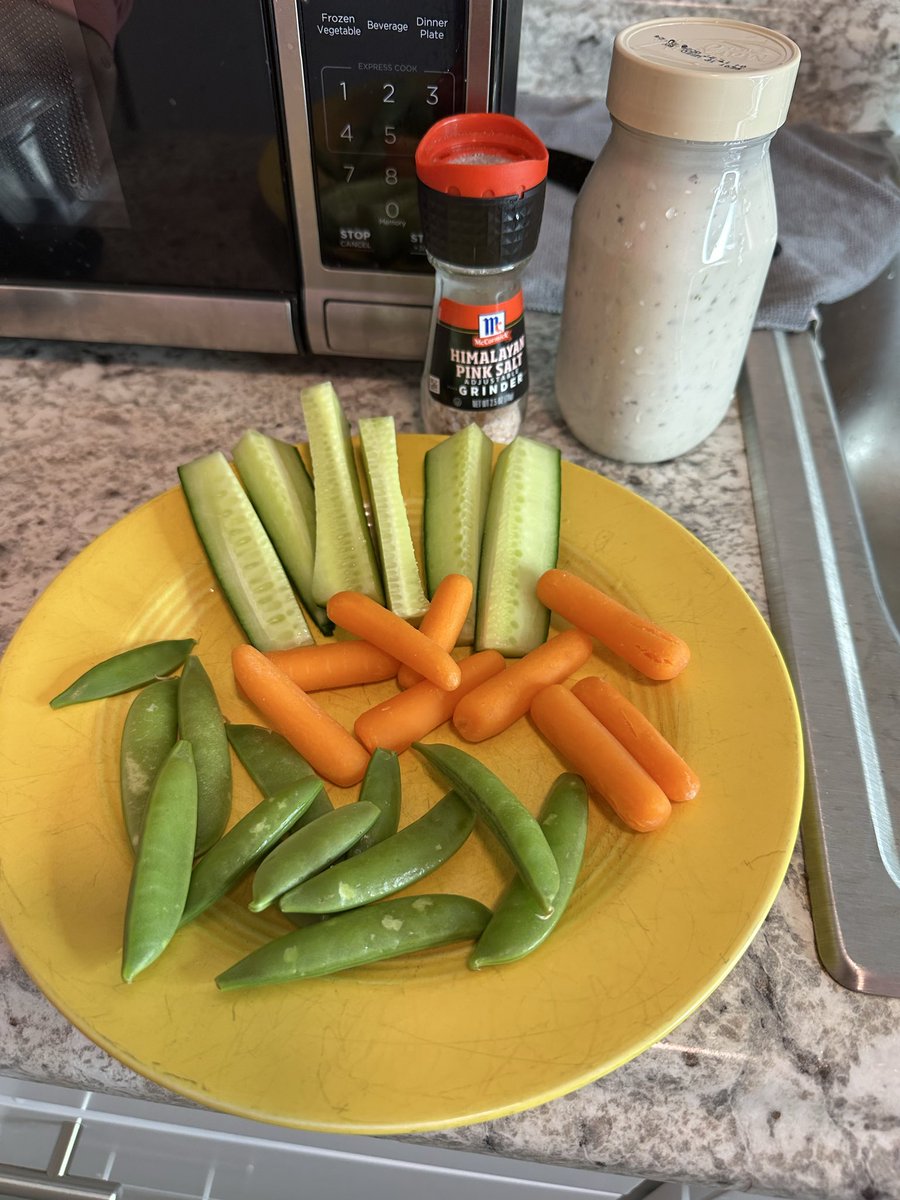 AraJaiine's tweet photo. I made myself a beautiful vegetable tray. 🫛🫑🥒🥬
#healthiereating #healthysnack https://t.co/PsHJcF8CE5