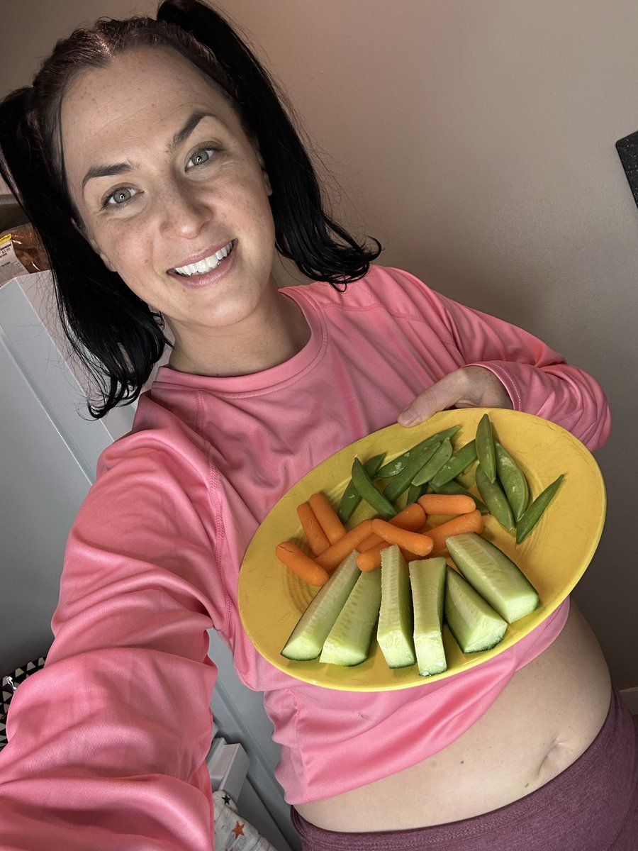 AraJaiine's tweet photo. I made myself a beautiful vegetable tray. 🫛🫑🥒🥬
#healthiereating #healthysnack https://t.co/PsHJcF8CE5