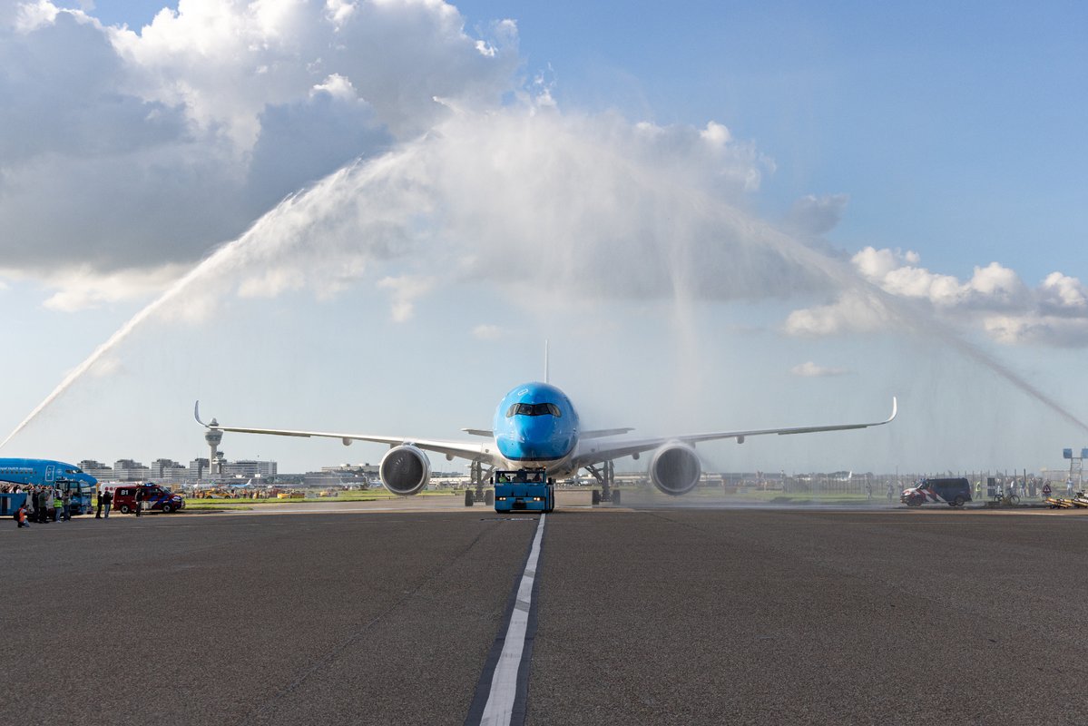 DjsAviation's tweet photo. Photos of the first KLM Airbus A350-900 just delivered to the airline 🇳🇱🤩 https://t.co/CDQIor5Y1H