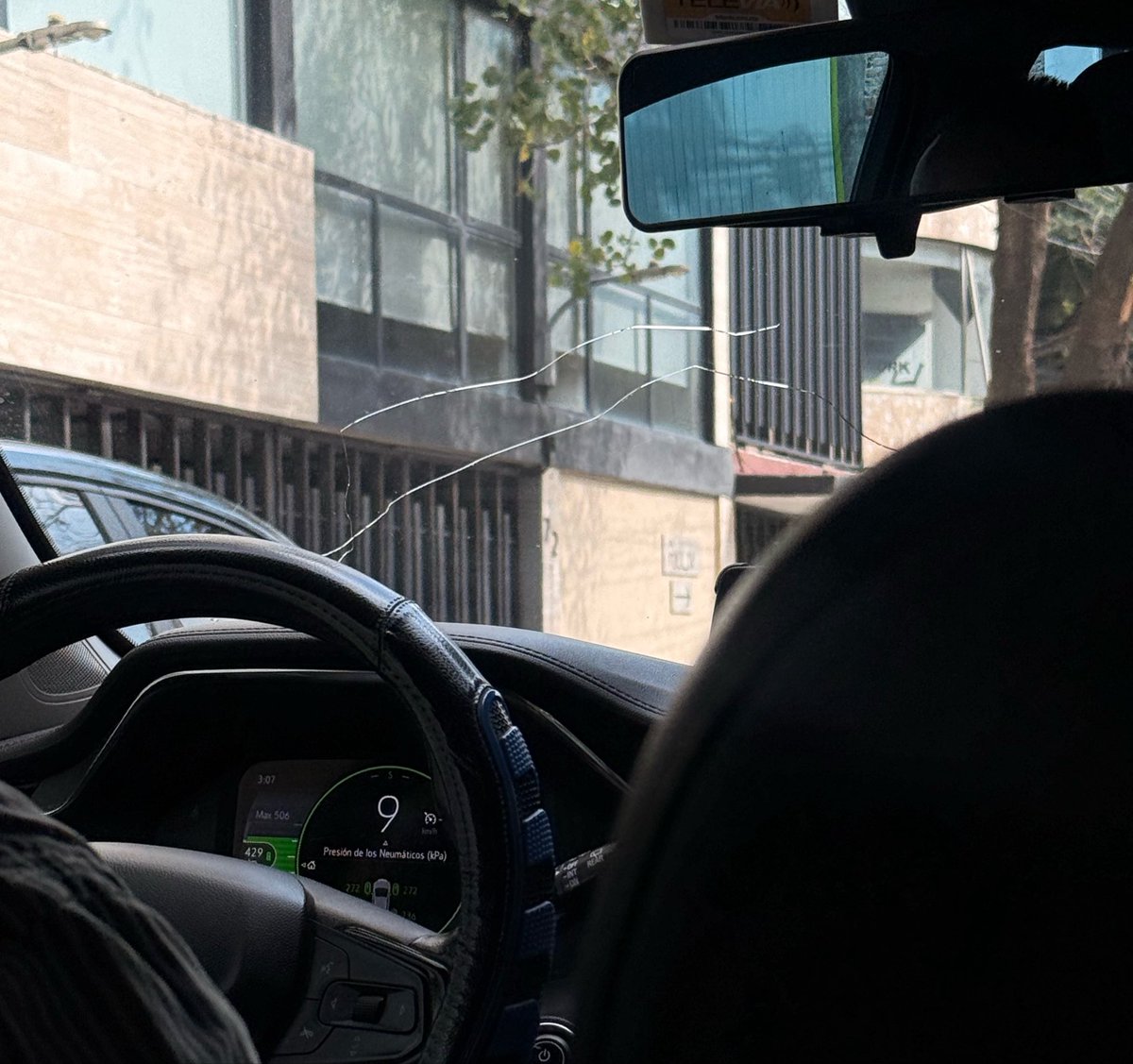 IvanRodVel's tweet photo. Pedí un #UberBlack ya que es el servicio que requería y llegó un Chevrolet Aveo con el parabrisas roto, no tengo tema pero no lo cobren como black, no sean abusivos
Cada día @Uber_MEX está peor en #CDMX ¿reembolso? Ni lo intenten!! Su bot de inteligencia artificial no entiende. https://t.co/klExbCHxnw