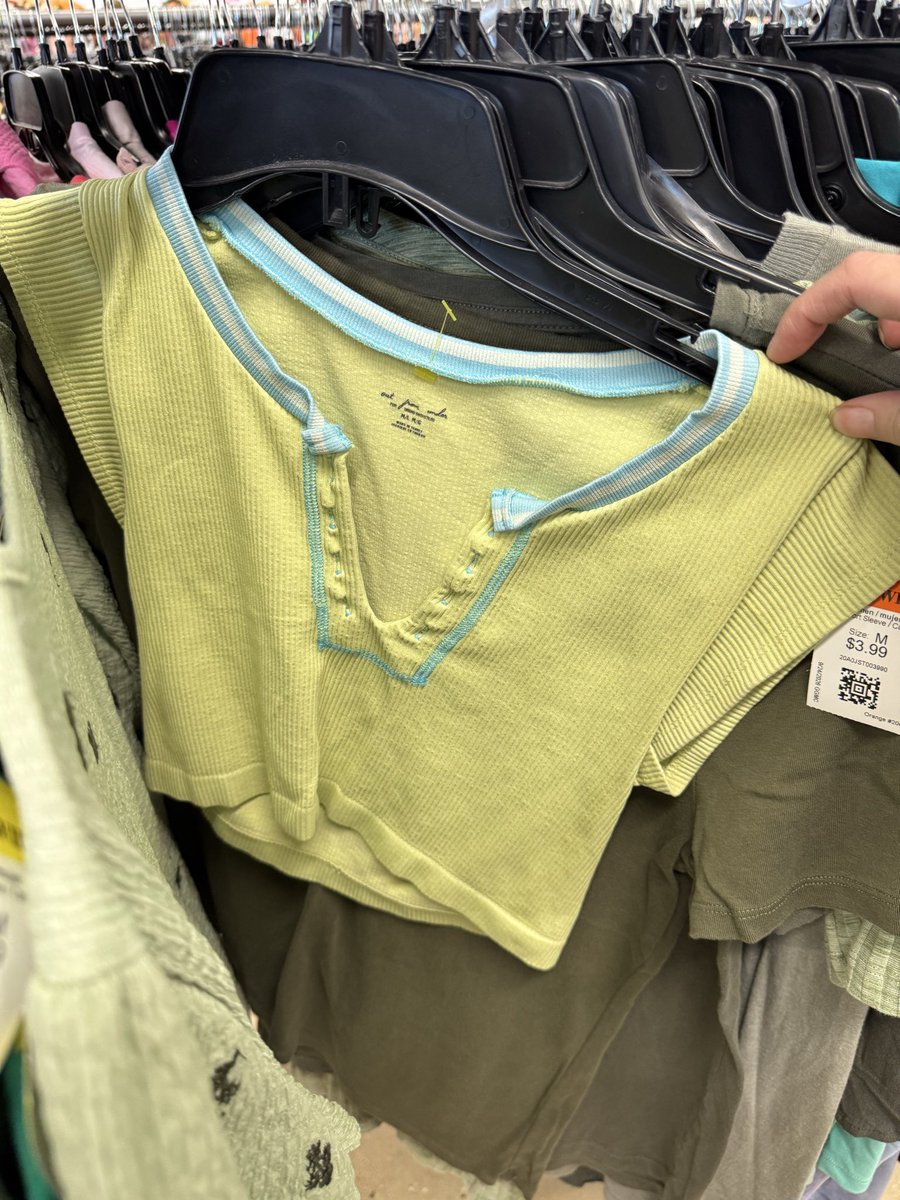 kiexjayj's tweet photo. not me finding THE kiara shirt while thrifting 😭 https://t.co/AmAHKLnktu