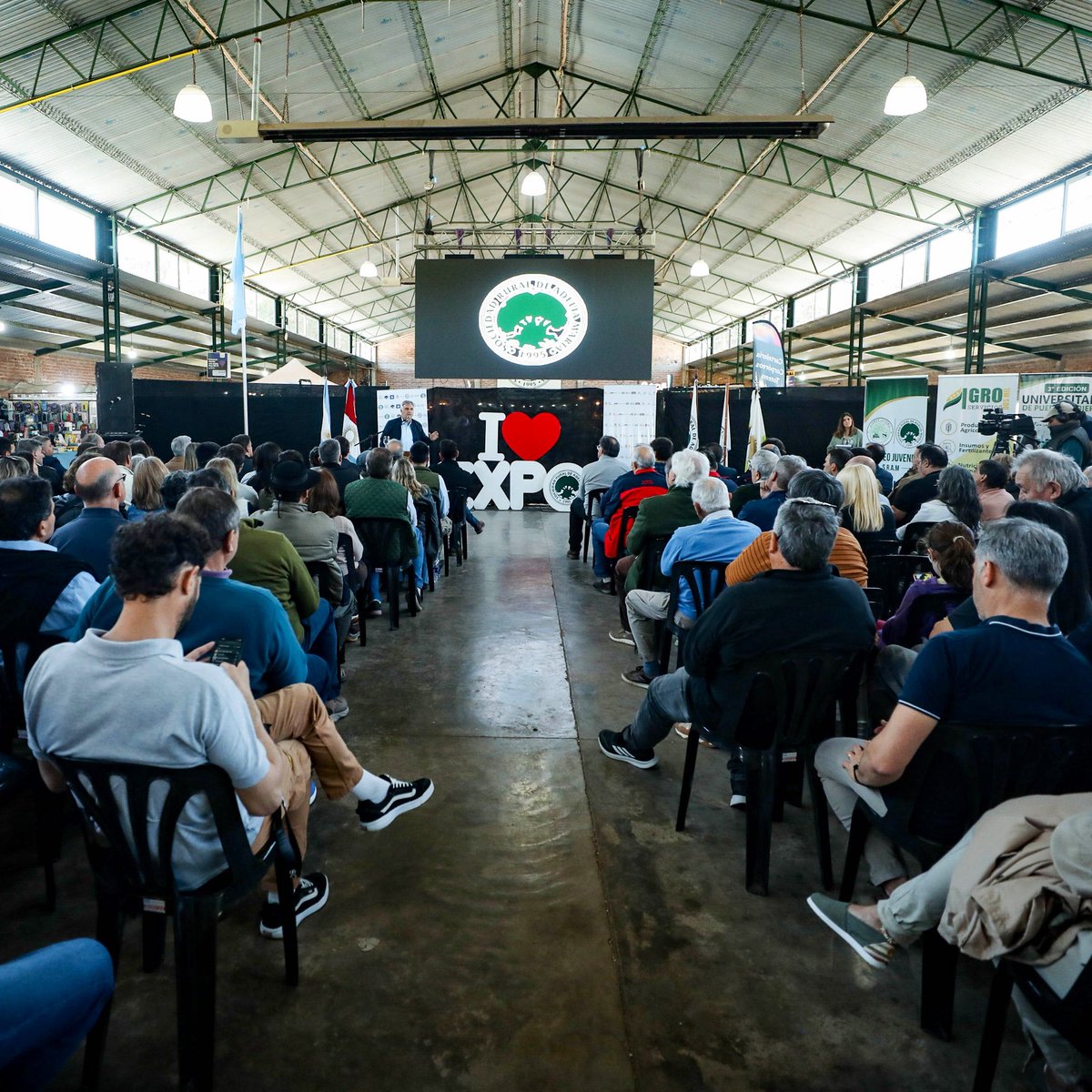 MartinLlaryora's tweet photo. EL CAMPO PRODUCE, EL INTERIOR CRECE

En #AdeliaMaría, departamento Río Cuarto, junto a nuestros productores y a las instituciones agropecuarias, reafirmamos una convicción: el Modelo Córdoba se construye trabajando juntos, defendiendo a quienes producen y mirando siempre hacia adelante.

Fue un gusto participar de la 37ª Expo Rural de esta querida localidad, una muestra del enorme potencial productivo que tiene nuestra provincia. Queremos un campo que produzca cada vez más, pero también que pueda transformar esa producción en origen, agregar valor, generar #empleo y mejorar la competitividad y la rentabilidad de nuestros productores.

Para lograrlo, necesitamos decisiones nacionales que acompañen al interior productivo. Por eso seguimos reclamando la eliminación de las retenciones y una nueva Ley de #Biocombustibles que nos permita industrializar nuestra producción y transformar el trabajo y la riqueza que genera el campo en más empleo y oportunidades para nuestros pueblos.

En #Córdoba vamos a seguir haciendo nuestra parte. Porque no hay crecimiento sin infraestructura ni desarrollo sin caminos, gas, energía, educación, financiamiento e inversión. Esas son las herramientas que necesita el sector privado para producir, invertir y generar trabajo.

Y lo hacemos articulando con las entidades agropecuarias, escuchando a quienes producen y sosteniendo políticas que fortalezcan nuestras economías regionales y el desarrollo de cada comunidad.

Porque cuando al campo le va bien, al interior le va bien. Y cuando crece el interior, crece Córdoba.

#HacerParaCrecer
