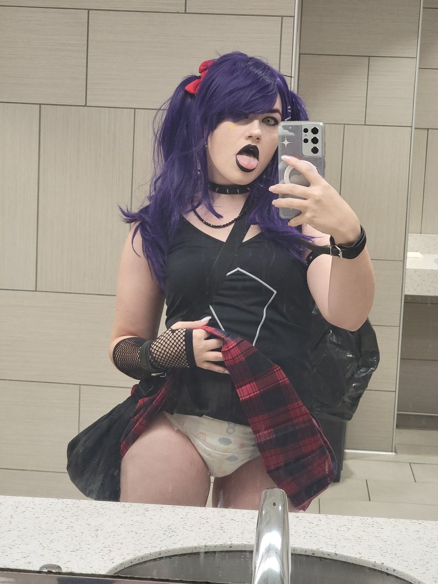 LittleFantasyab's tweet photo. Mona bathroom selfies 😆 https://t.co/4owqqeYx99