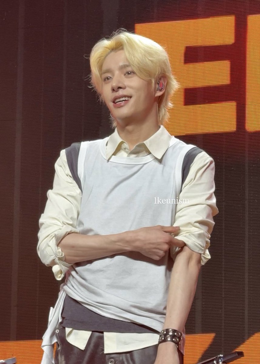 sleeptighting's tweet photo. addicted to his forearm and hands being manly and rough while his face is so pretty and sweet https://t.co/ZlQnE7BRk1