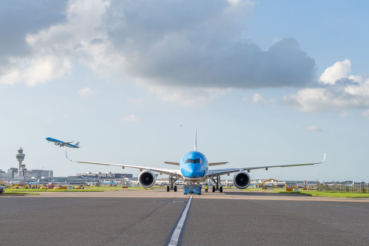 DjsAviation's tweet photo. Photos of the first KLM Airbus A350-900 just delivered to the airline 🇳🇱🤩 https://t.co/CDQIor5Y1H
