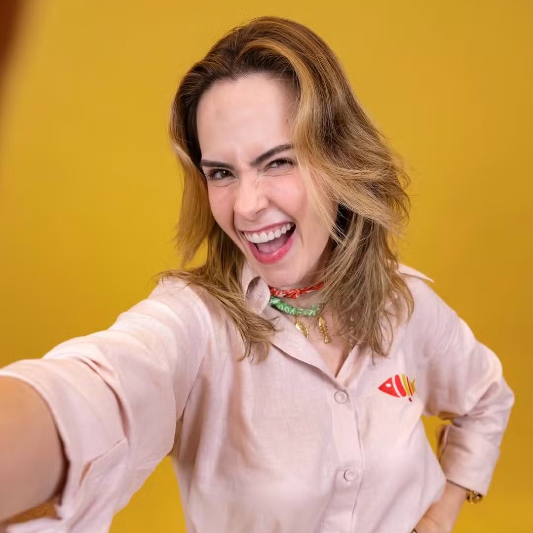 centralreality's tweet photo. Jornal Extra sobre Ana Paula Renault pedir aos fãs que não respondam mais seus haters:

"Do fim da amizade com Milena a falta de posicionamentos políticos explícitos nas redes sociais, a mineira, de 44 anos, não respondeu ataques vindos até mesmo de quem considerava amigos." https://t.co/bzZEtHSFXF