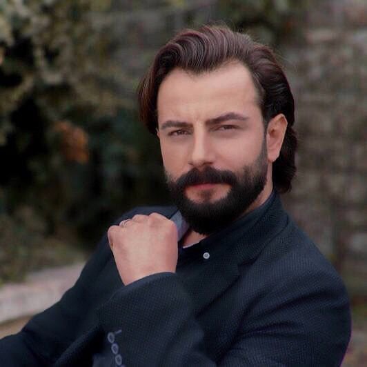 tota4m's tweet photo. @malwsymy8 يا أميراً إذا مال بي العثور ألقى روحه كفوف أمان،
​يا من جعلت من صوتك ملجأ ومن عينيك نجاة لروحي بك تطمئن كل الجهات وفي حضن قلبك يهدأ تعب السنين معك أدركت أن الحب عهد لا يعرف المنتصف فوعدك بقلب يحملني هو أثمن ما تملكه روحي وبقربك يطيب العمر ويستقيم النبض.
#ذاڪࢪة_حبࢪ🖋 https://t.co/n3iRemHTFi